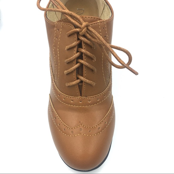 LAST PAIR! Oxford Brogue Heel Pumps - Round Toe in Tan - Picture 4 of 7